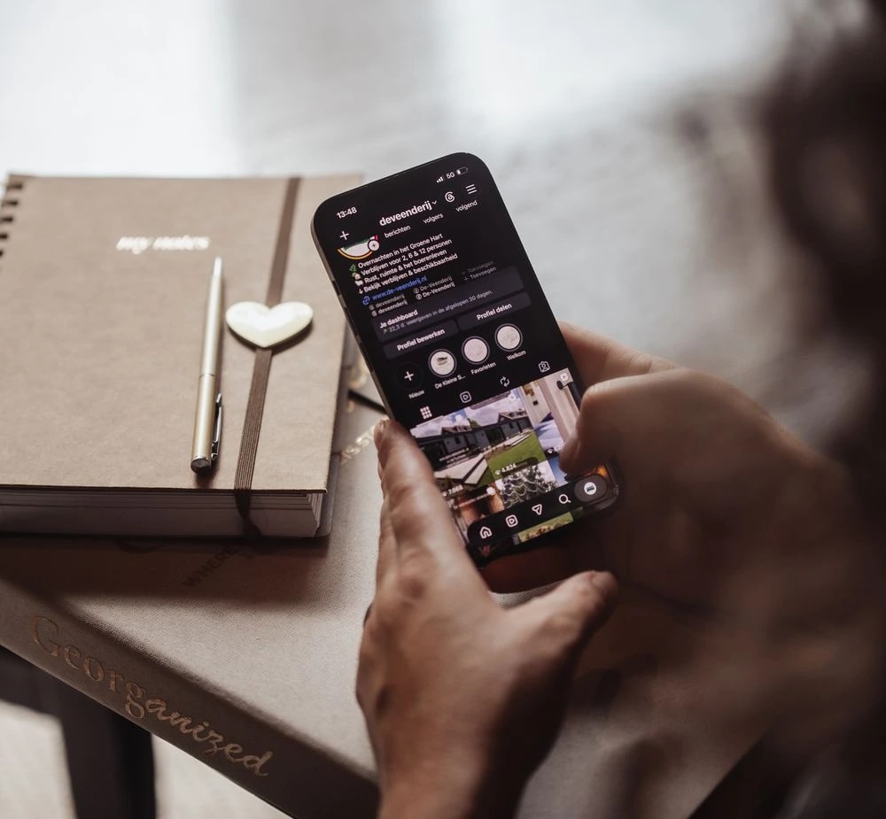 Het Instagramprofiel van De Veenderij op een telefoon