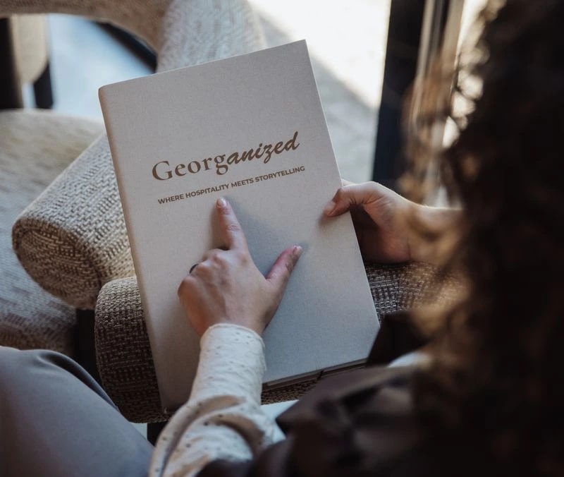 Een hand bladert door een notitieboek van Georganized